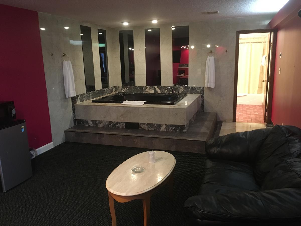 Midway Inn & Suites Оук-Лон Экстерьер фото