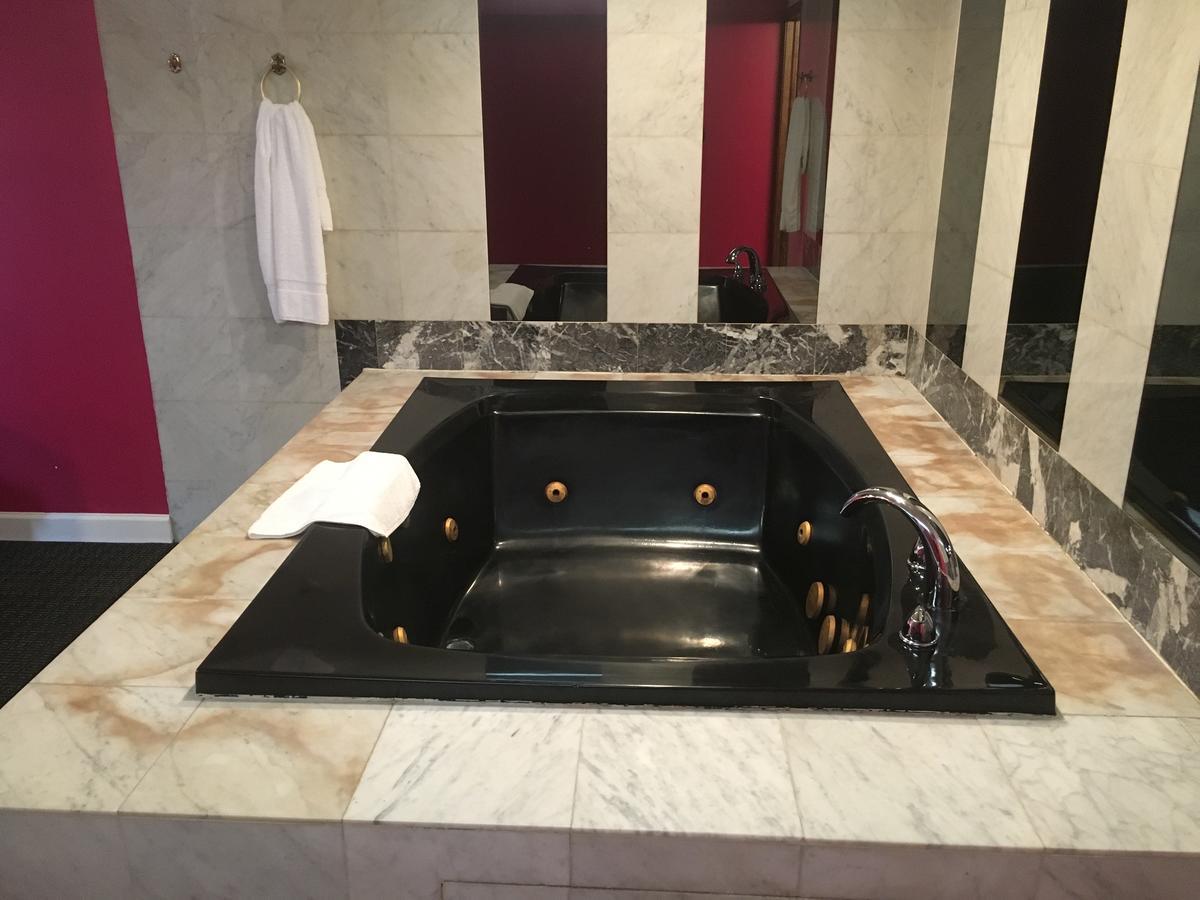 Midway Inn & Suites Оук-Лон Экстерьер фото
